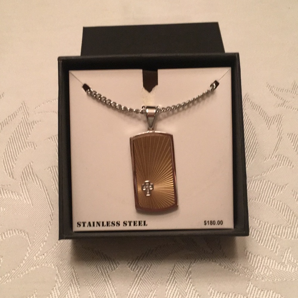 NWT - Men’s dog tag style cross necklace